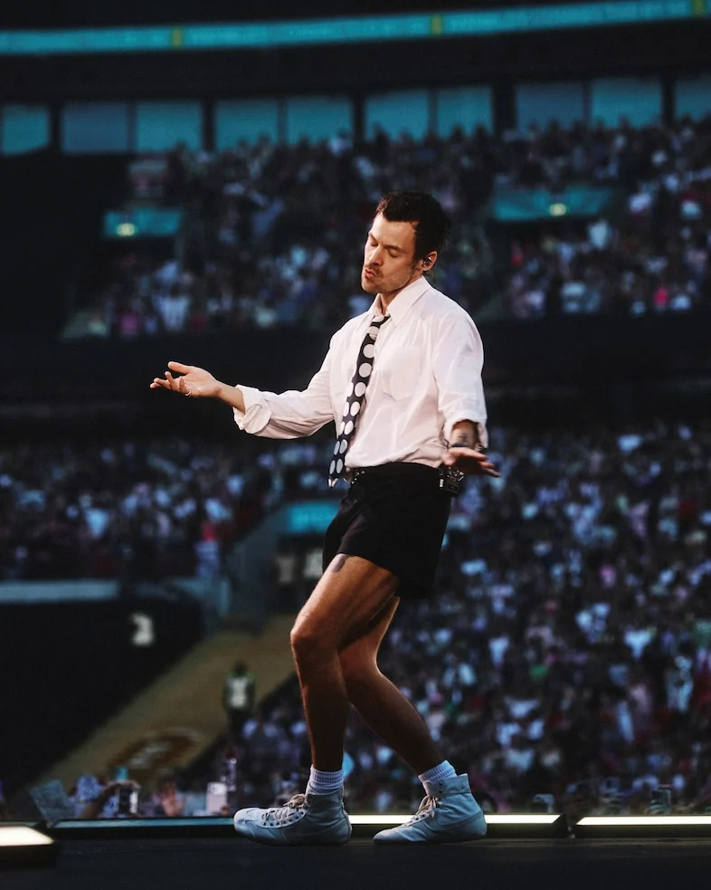 Harry Styles’ “Corporate Chic” Dress Code Defies London Heatwave Amidst Safety Warnings