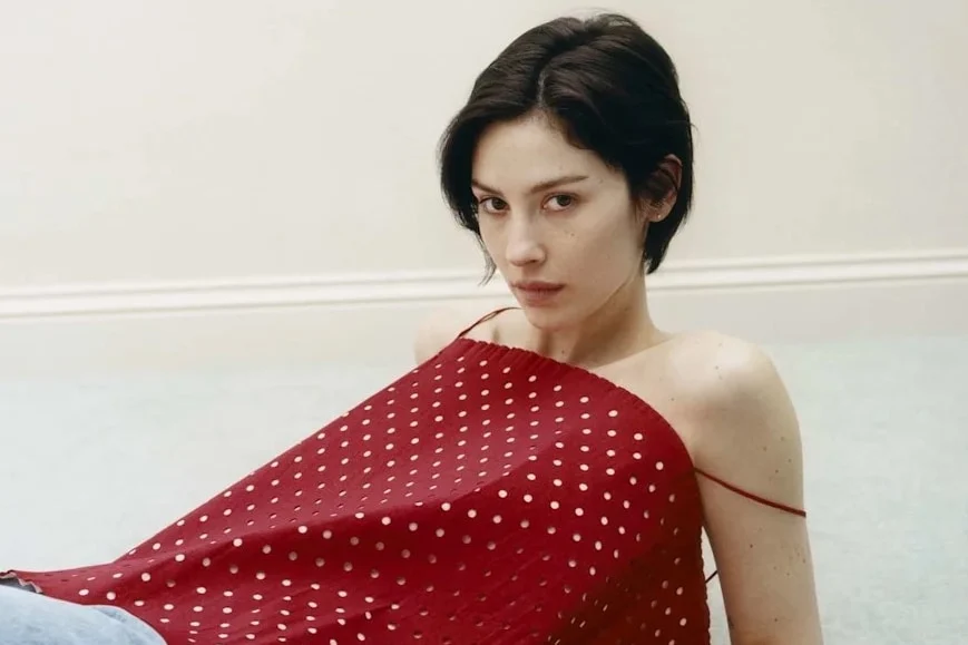 The Divergent Paths of Diaristic Pop: Gracie Abrams’ "Daughter From Hell" Amidst a Shifting Landscape